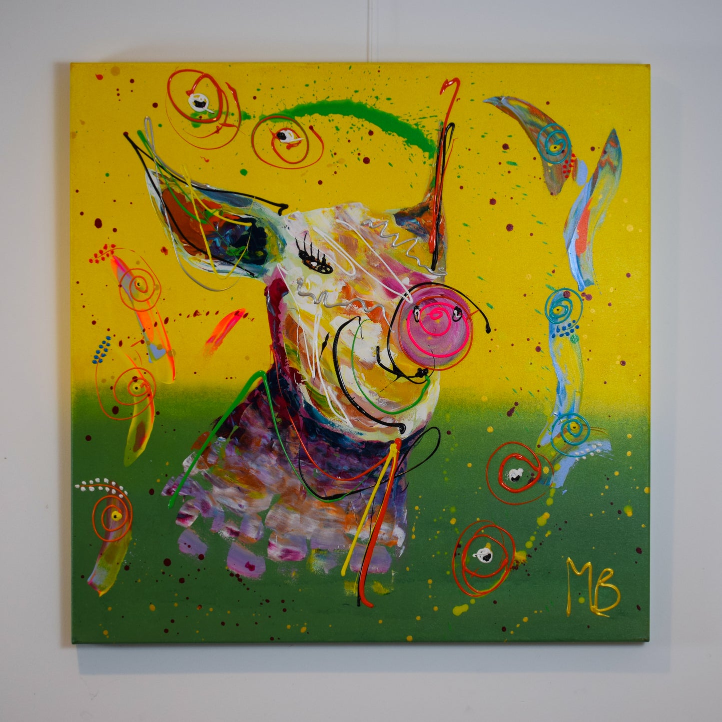 vrolijk schilderij woonkamer met kleurrijk abstract varken op geelgroen doek door Art by Marieke Brouwers