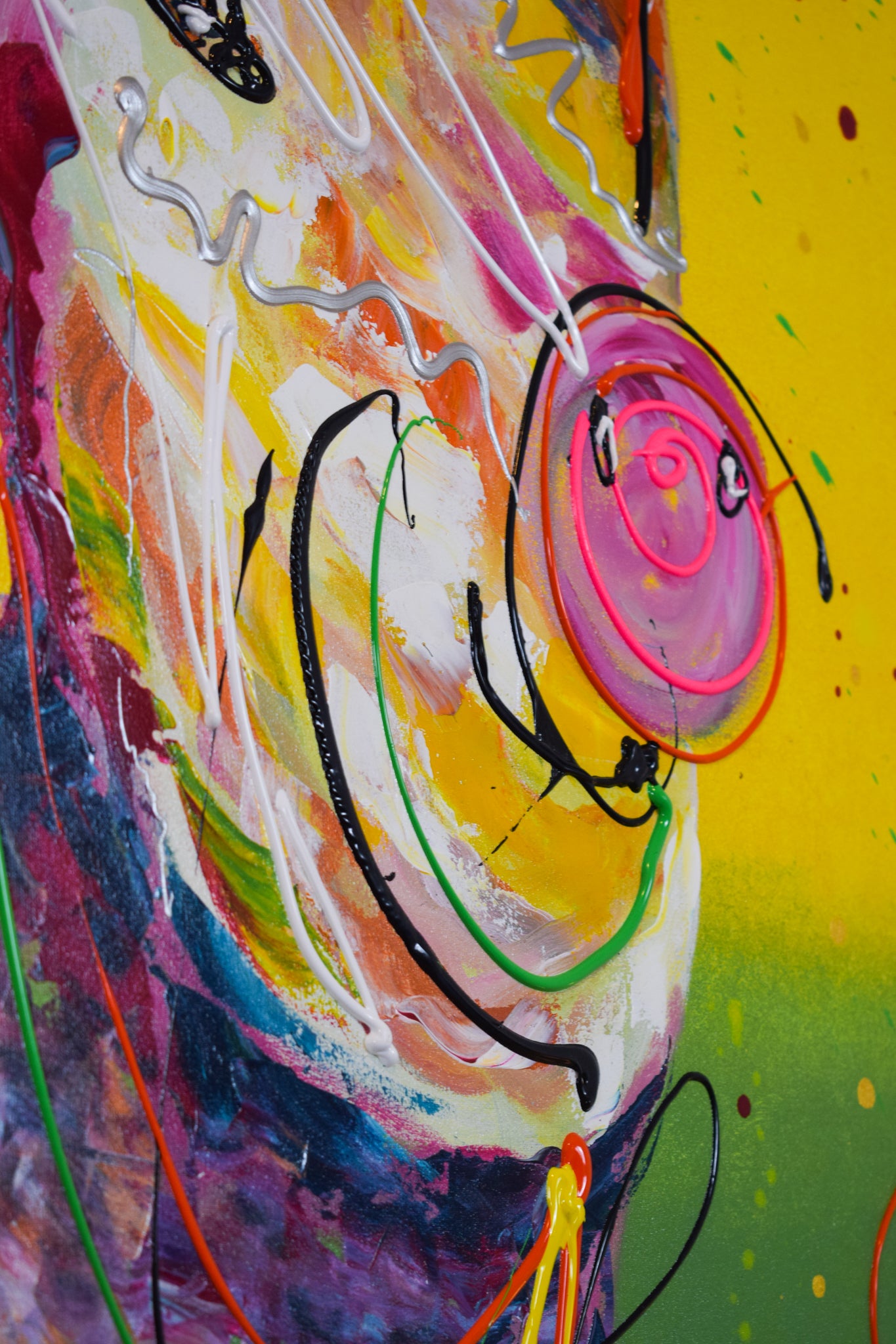 Abstract vrolijk schilderij woonkamer door Art by Marieke Brouwers met felle gele achtergrond roze cirkel en verfspatten