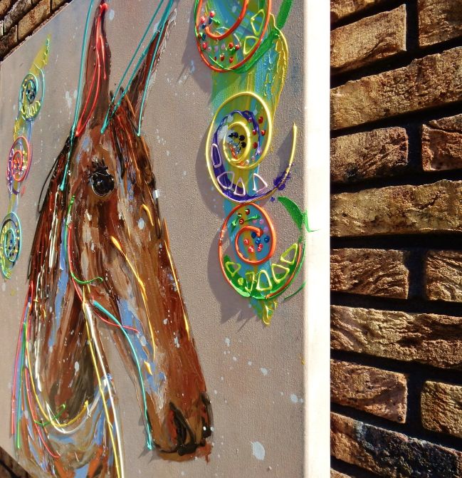 Moderne kunst paard schilderij door Marieke Brouwers met kleurrijke abstracte accenten