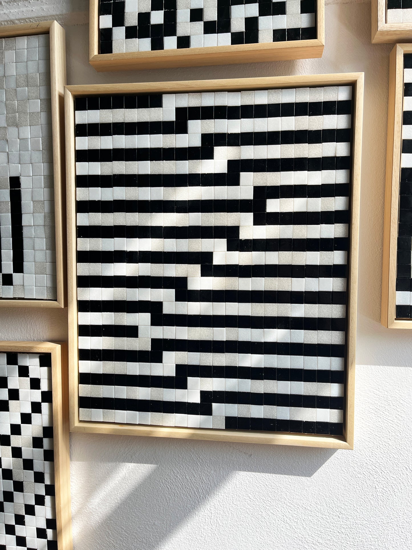 Minimalistisch kunstwerk van Guido de Boer met zwart-witte geometrische patronen in een houten lijst