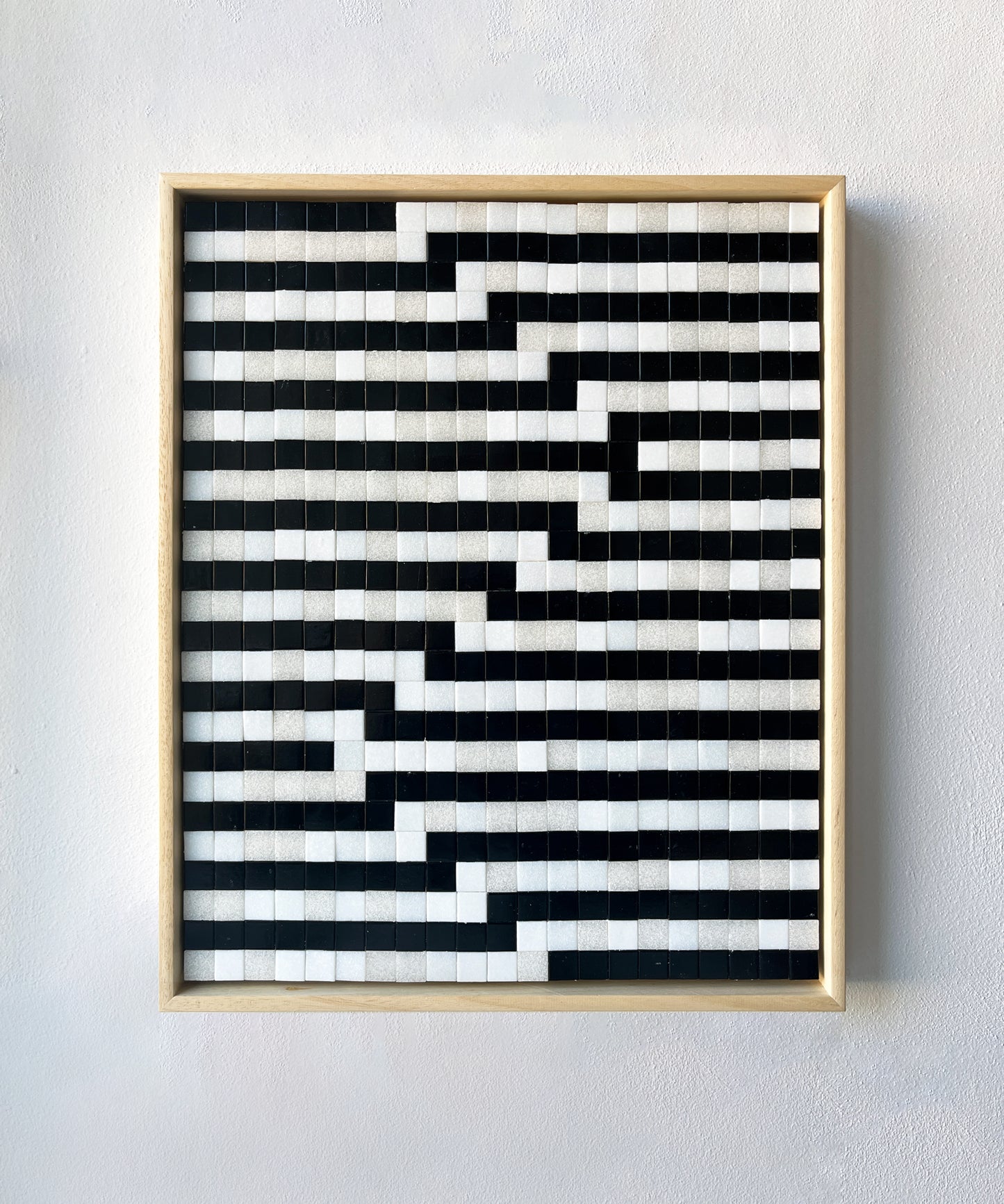 Minimalistisch kunstwerk van Guido de Boer met zwart-witte blokken in een houten lijst