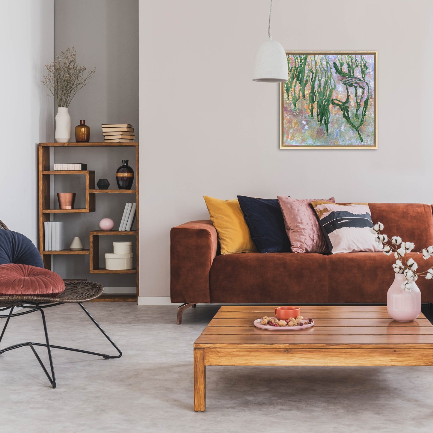 Modern schilderij van Elise Eekhout, mooi ingelijst boven een stijlvolle bank in een lichte woonkamer