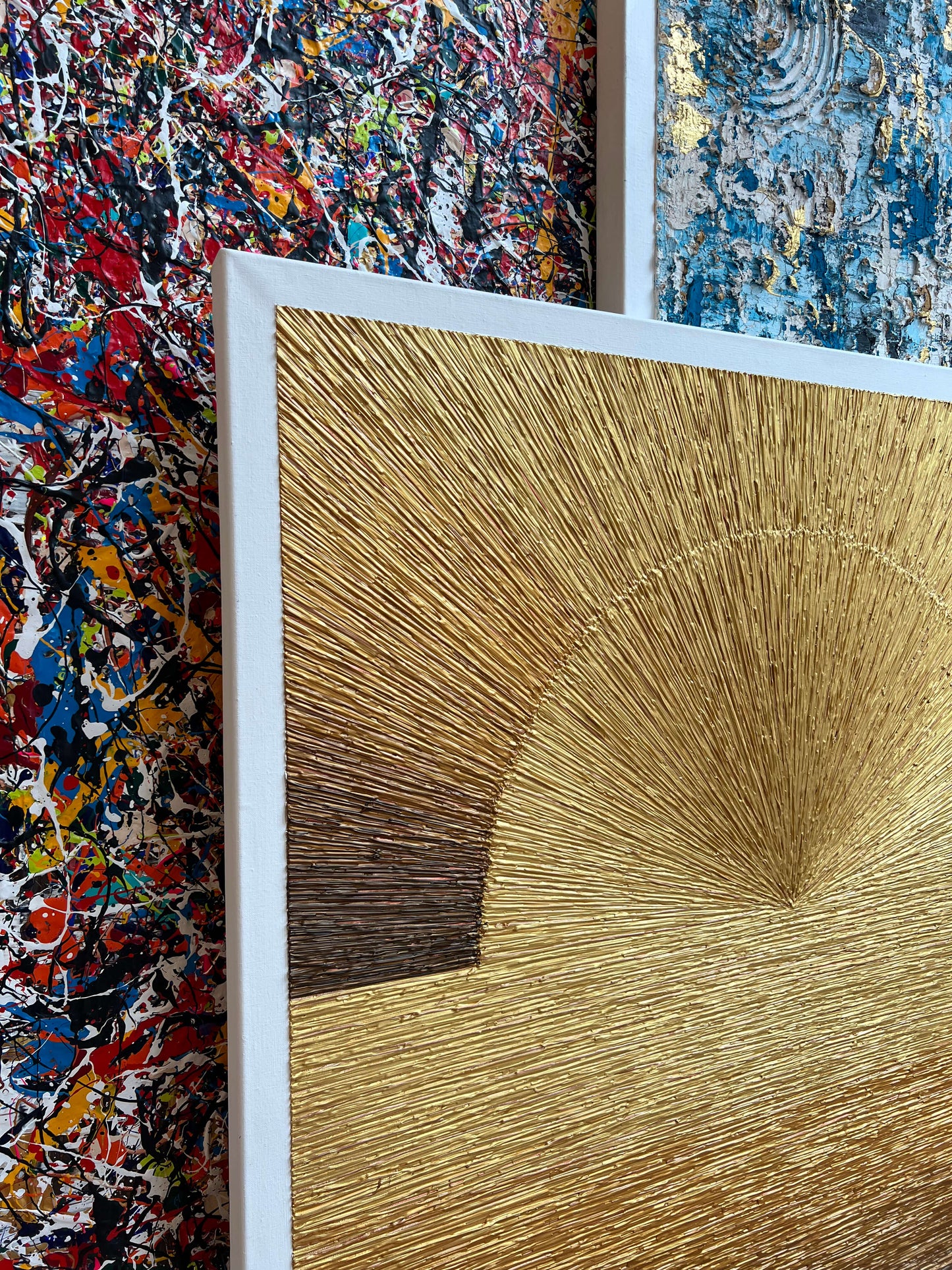 Modern schilderij zonsondergang met gouden textuur en abstracte kleurrijke achtergronden van Atelier58