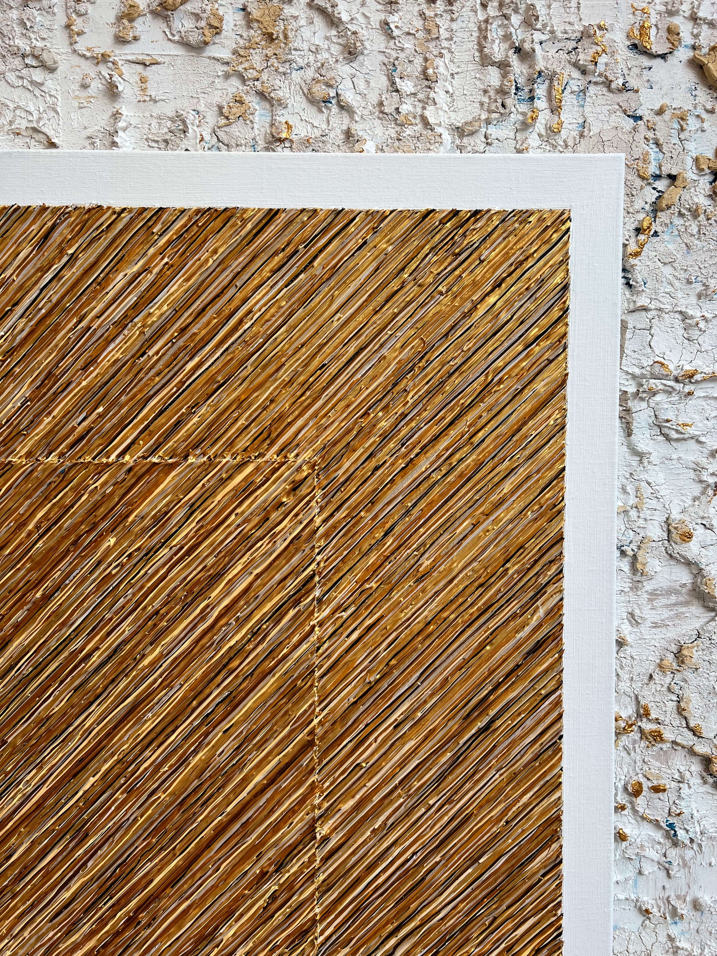 Abstract schilderij met gouden lijnen op canvas van Atelier58 moderne kunst voor aan de muur