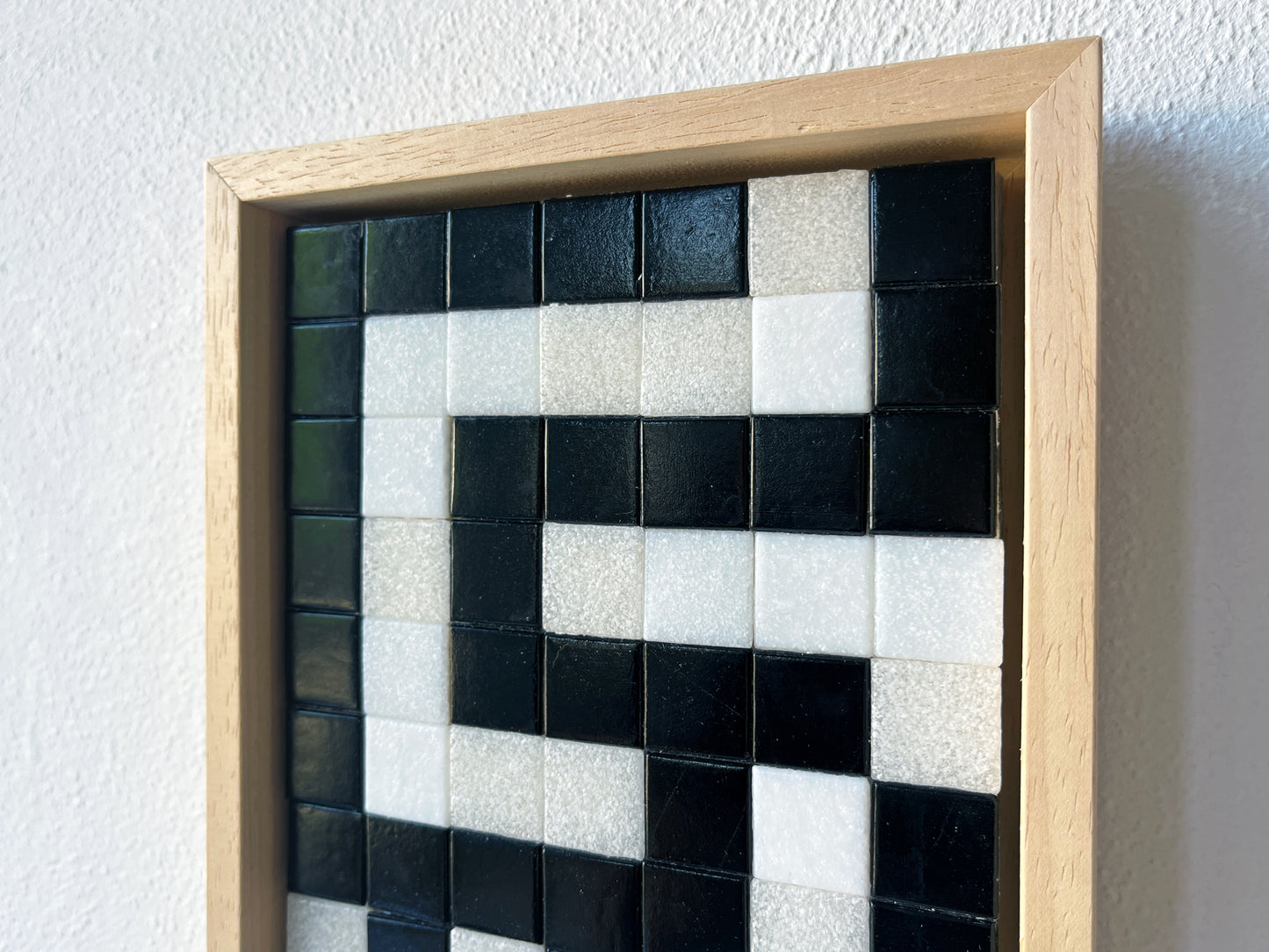 Modern zwart-wit moderne mozaïek kunstwerk van Guido de Boer in houten lijst