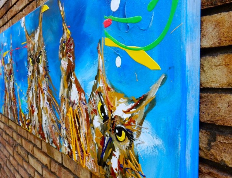 Modern kleurrijk moderne uil schilderij met levendige blauwe achtergrond en expressieve uilenportretten