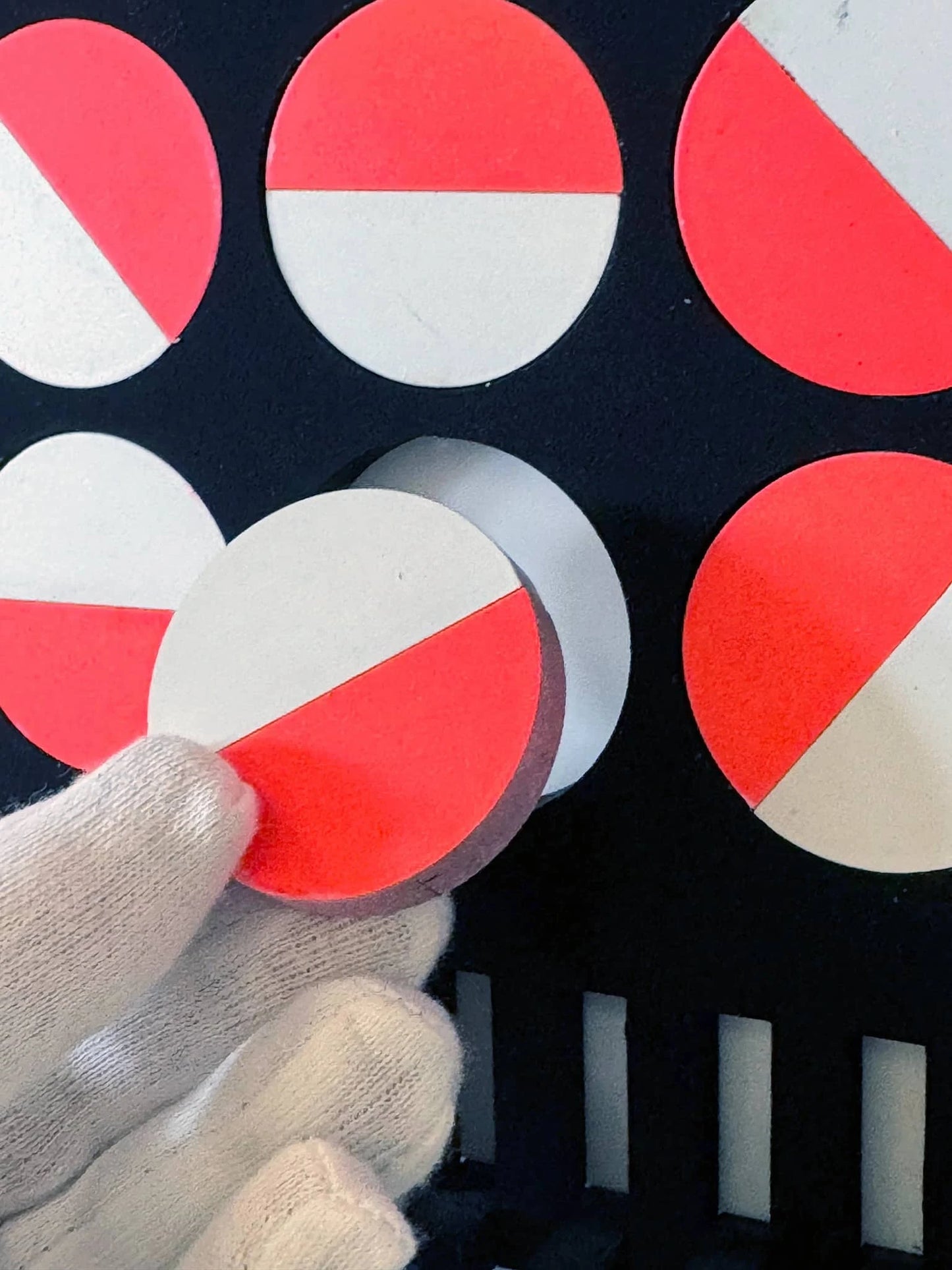 Interactieve moderne wanddecoratie met kleurrijke cirkels in een kunstinstallatie van Rob Stolte