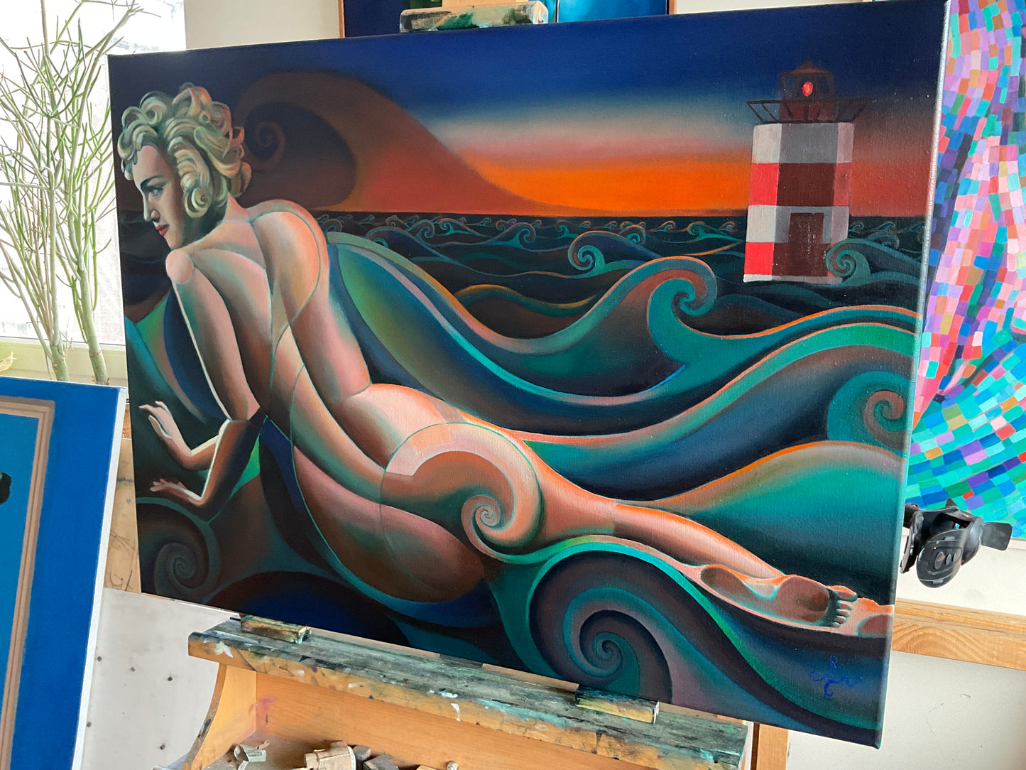 Schilderij 'The Infinite Waves of Eternity' van Corné Akkers met vrouwelijk figuur in golven met een vuurtoren op de achtergrond