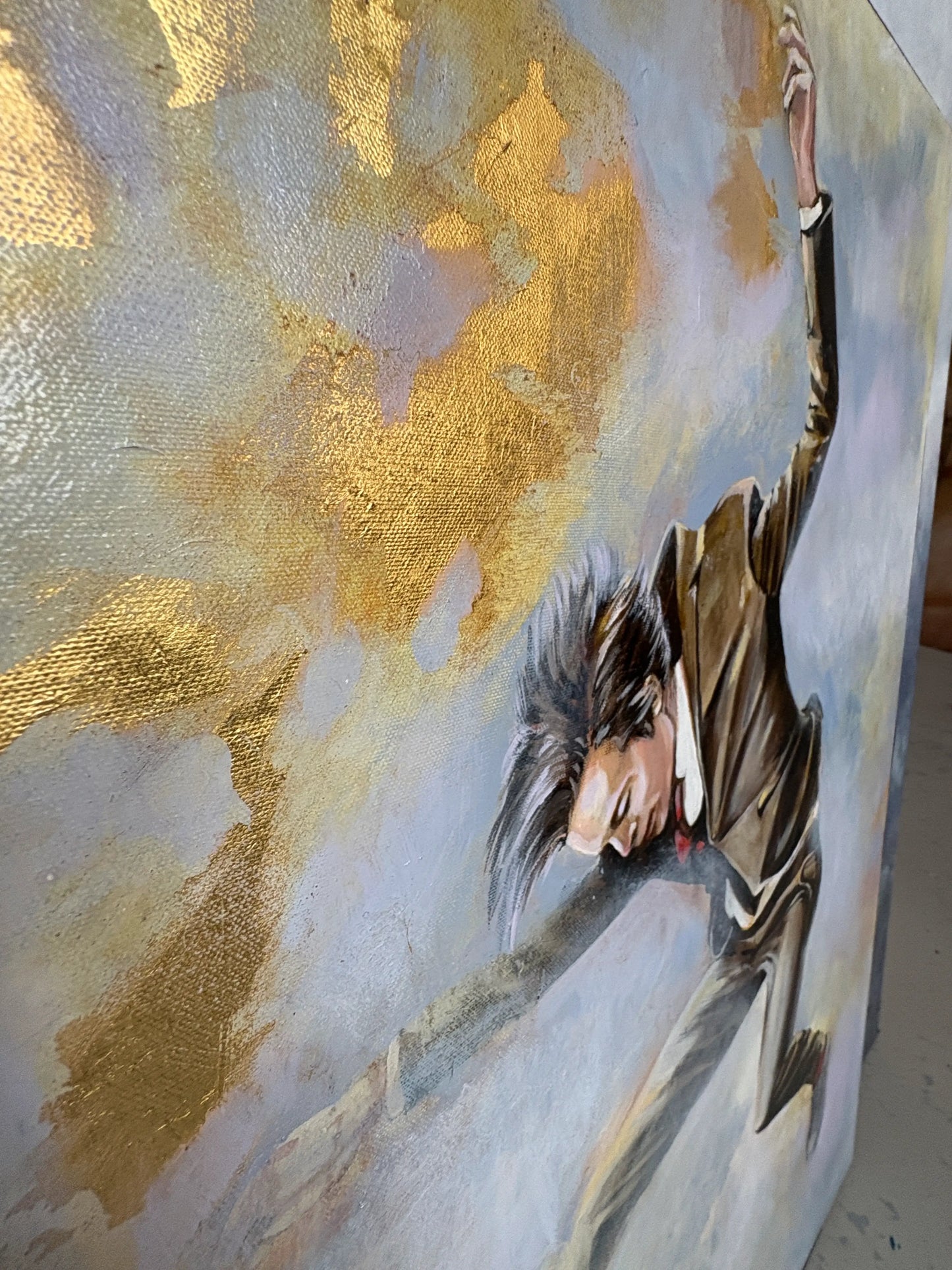 Origineel schilderij Gravity VI met een elegante man die tegen een gouden achtergrond zweeft