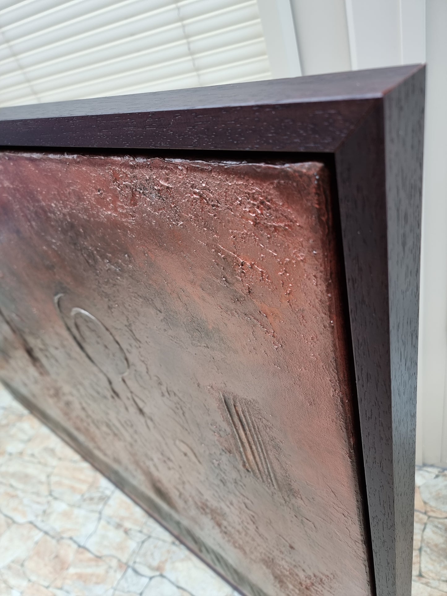 Orlando copper kunstwerk schilderij met rijke koperkleur en textuur in donkere houten lijst