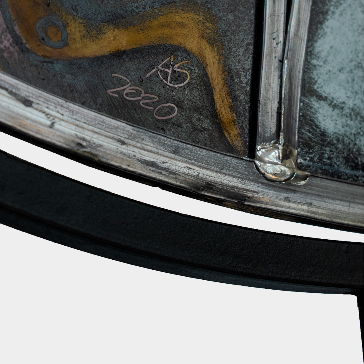 Detailfoto van een paard decoratie glas kunstwerk gemaakt door Glas & Art Ank Stumpel met handtekening