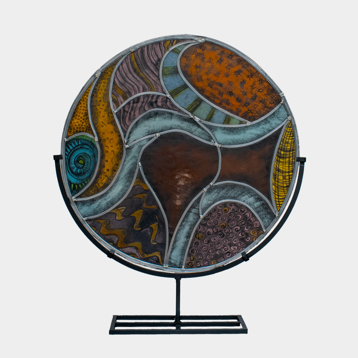Ronde paard decoratie glas met kleurrijk abstract ontwerp op metalen standaard van Glas & Art Ank Stumpel