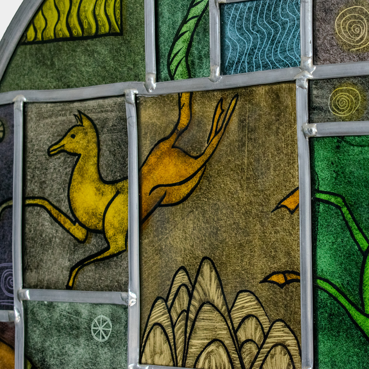 Panta Rhei glas kunstwerk met kleurrijke glazen panelen en abstracte dierlijke en natuurlijke motieven