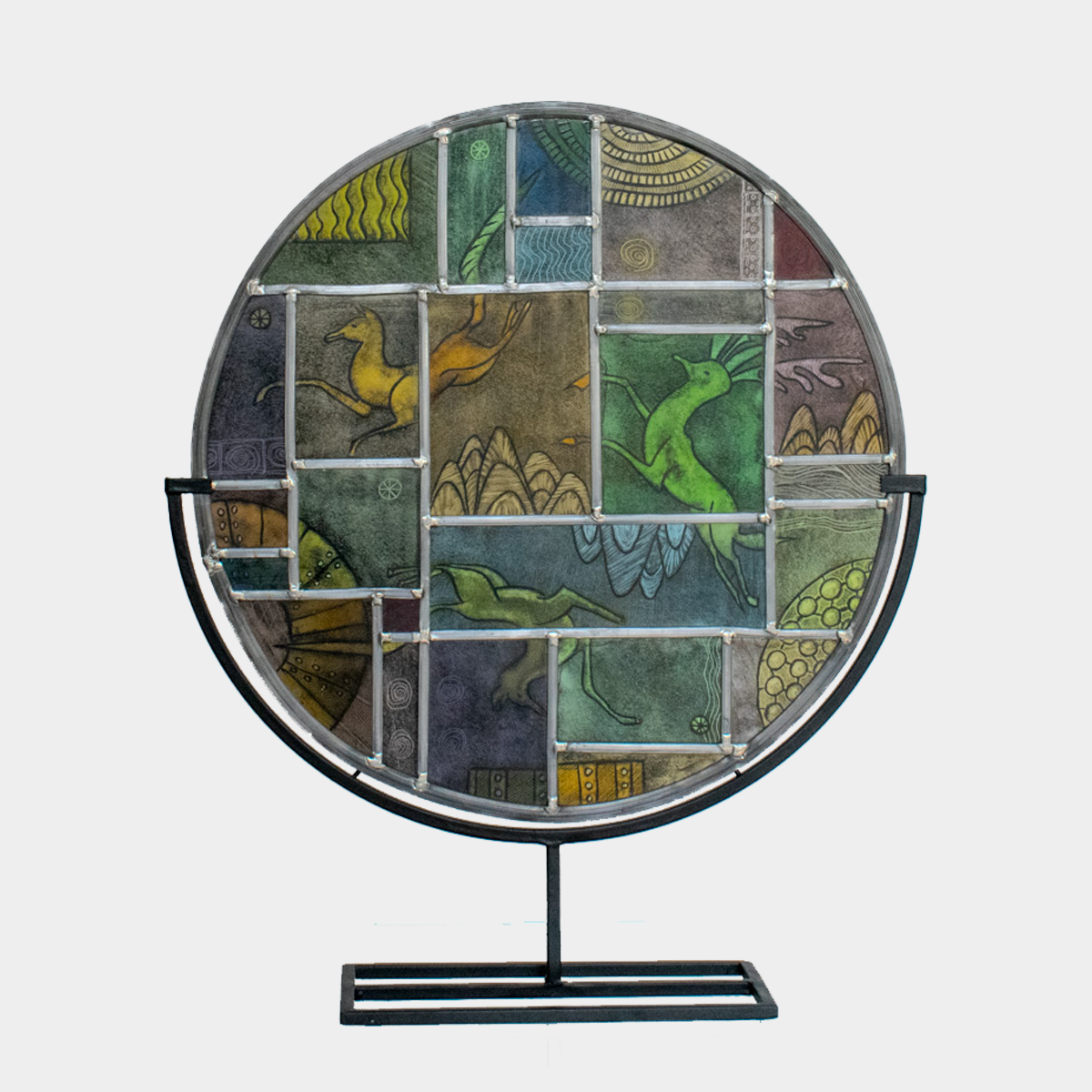 Panta Rhei glas kunstwerk rond met groene en gele tinten en abstracte dierenmotieven van Glas & Art Ank Stumpel