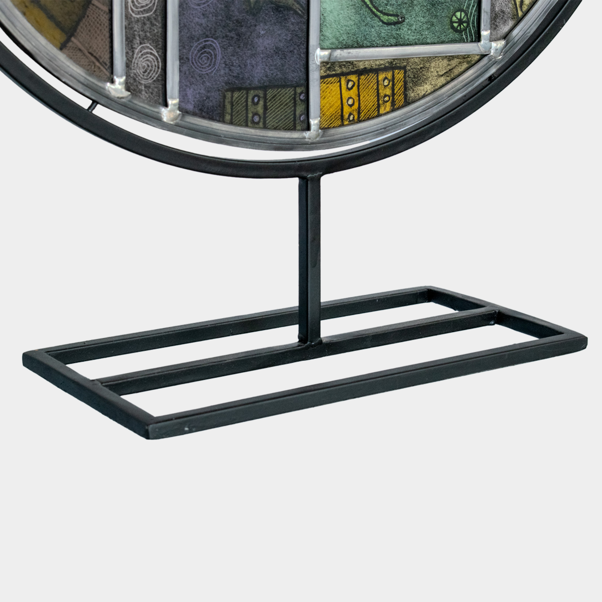 Zwarte metalen standaard voor Panta Rhei glas kunstwerk van Glas & Art Ank Stumpel