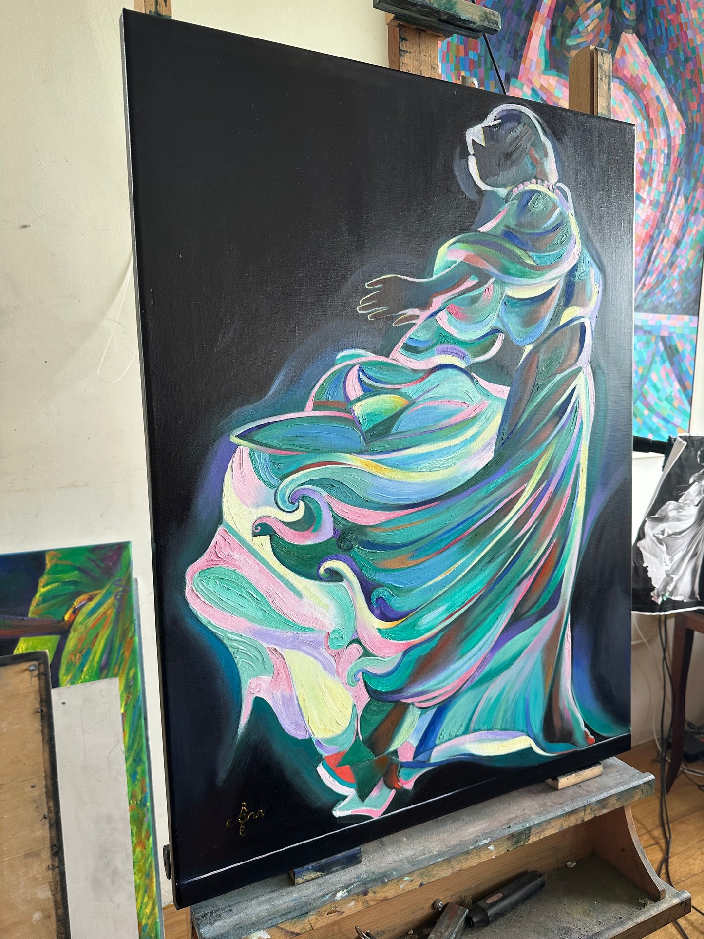 Schilderij Neo Deco van Corné Akkers met kleurrijke dansende figuur op zwart doek