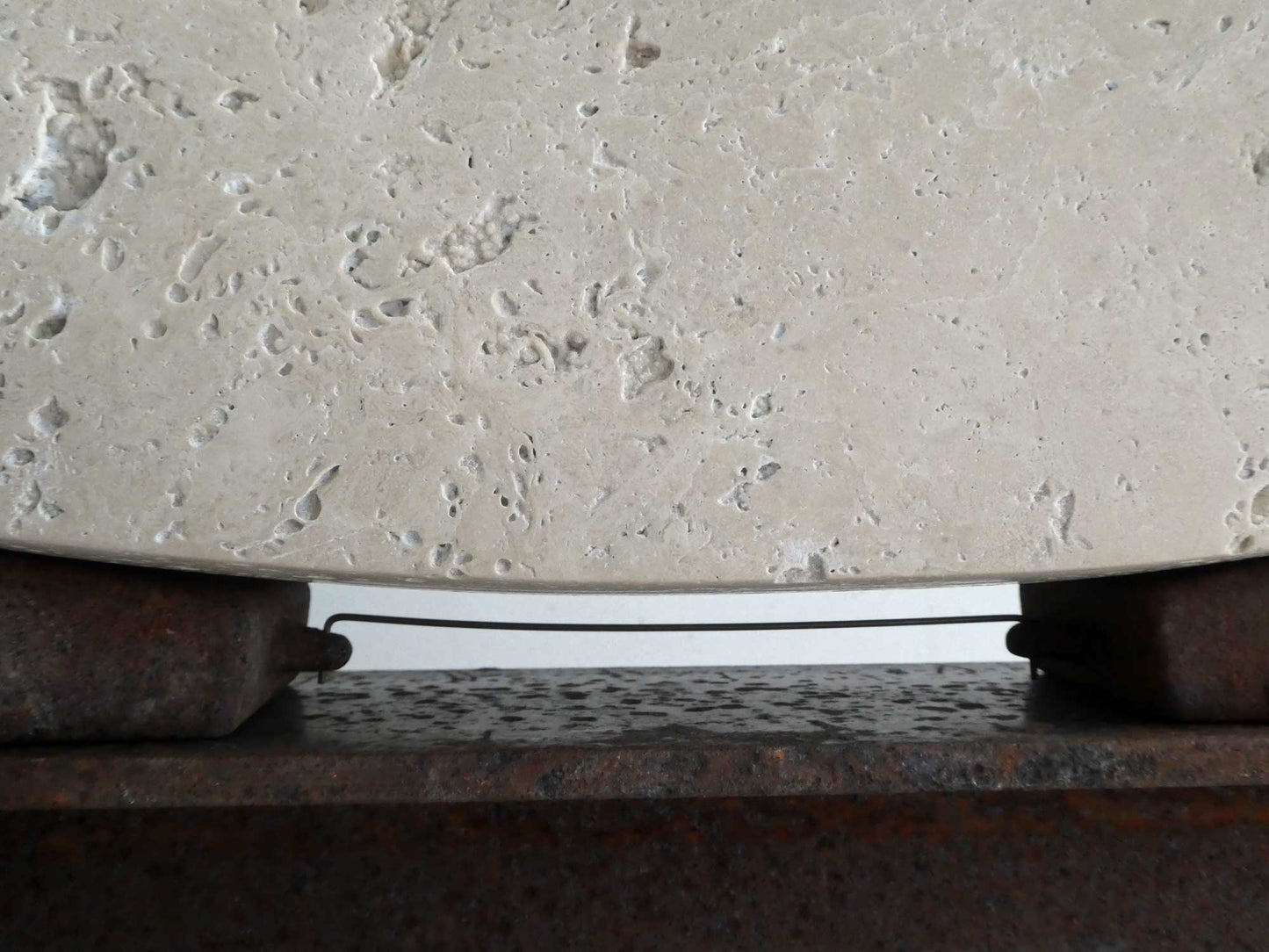 Fieke de Roij steen en staal sculptuur met een elegant ontwerp van licht en donker materiaal