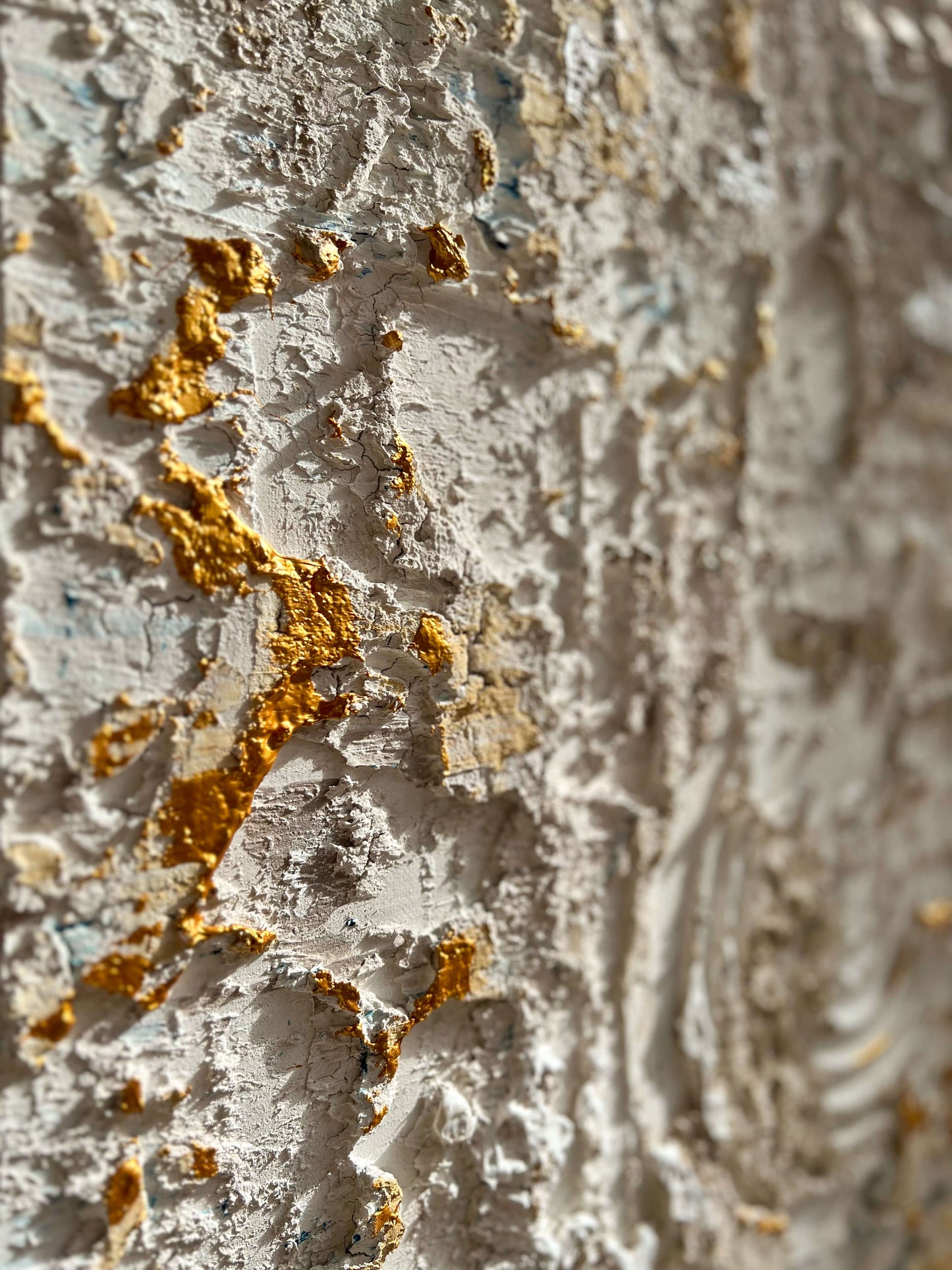 Textuur schilderij met laagjes van Atelier58 in witte en gouden tinten met rijke structuur