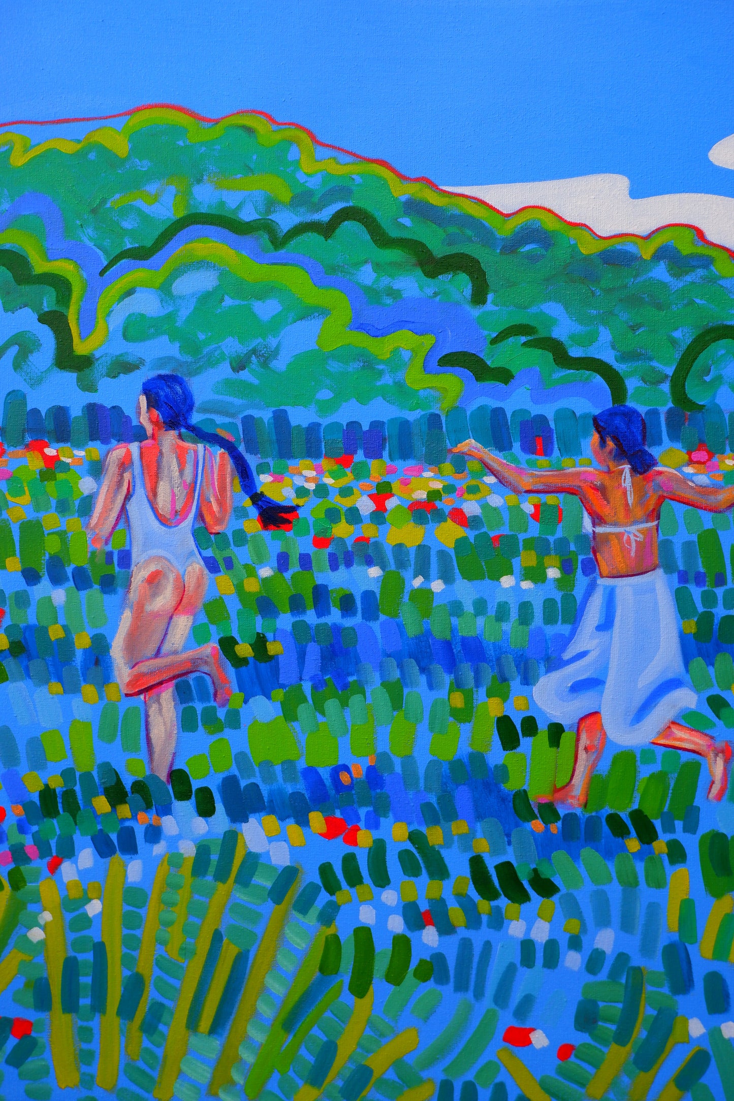 Schilderij 'The Memory Remains' met twee dansende vrouwen in een kleurrijk veld met bloemen