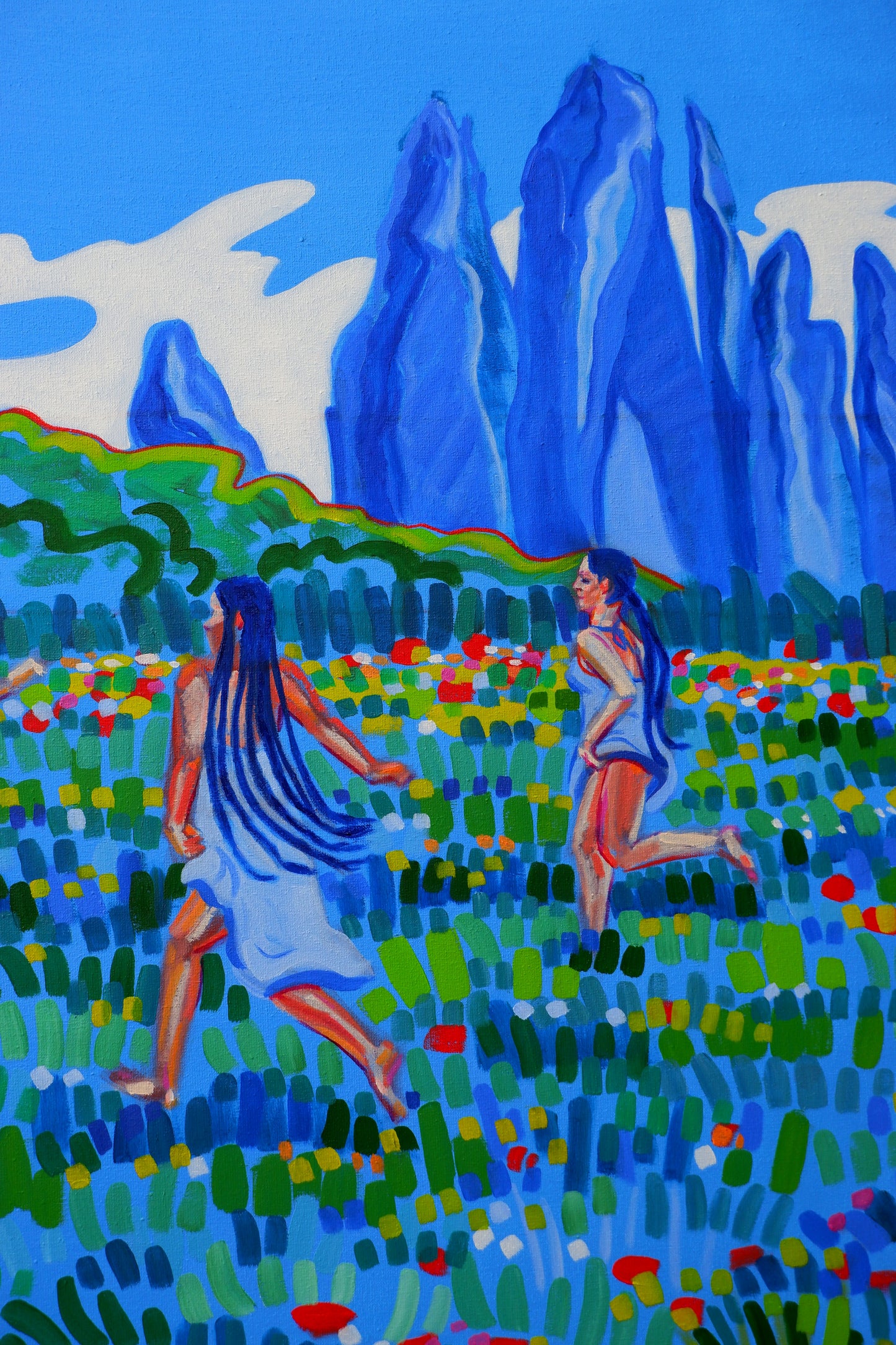 Schilderij van Van Lanigh met de titel The Memory Remains, met vrouwen die in een bloeiend veld rennen