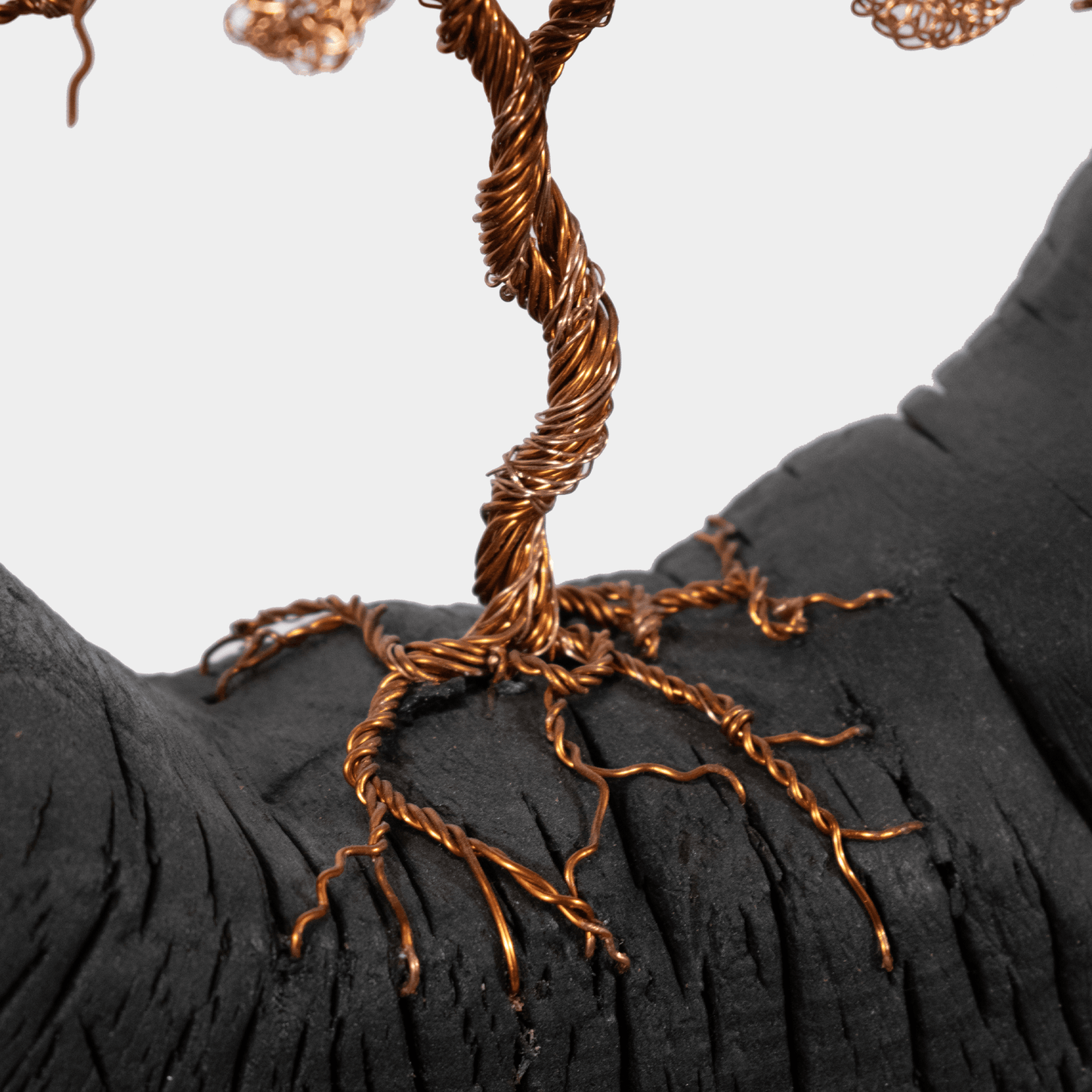Close-up van Tree of Life beeld kopen van koperdraad gewikkeld om houtkunst van Semra Heydari