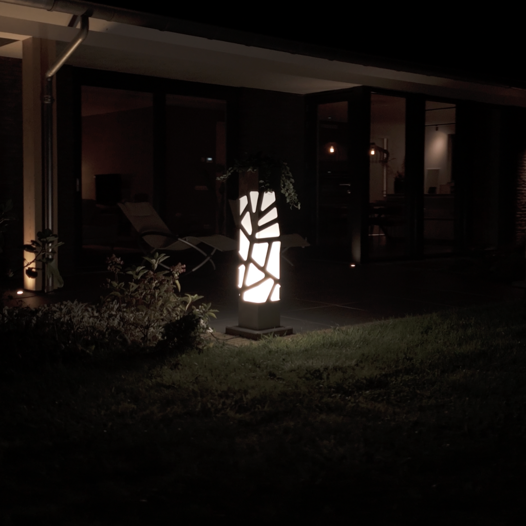 Dislux tuinlamp Linea Tree Gold verlicht moderne tuin met stijlvol design en warme gloed