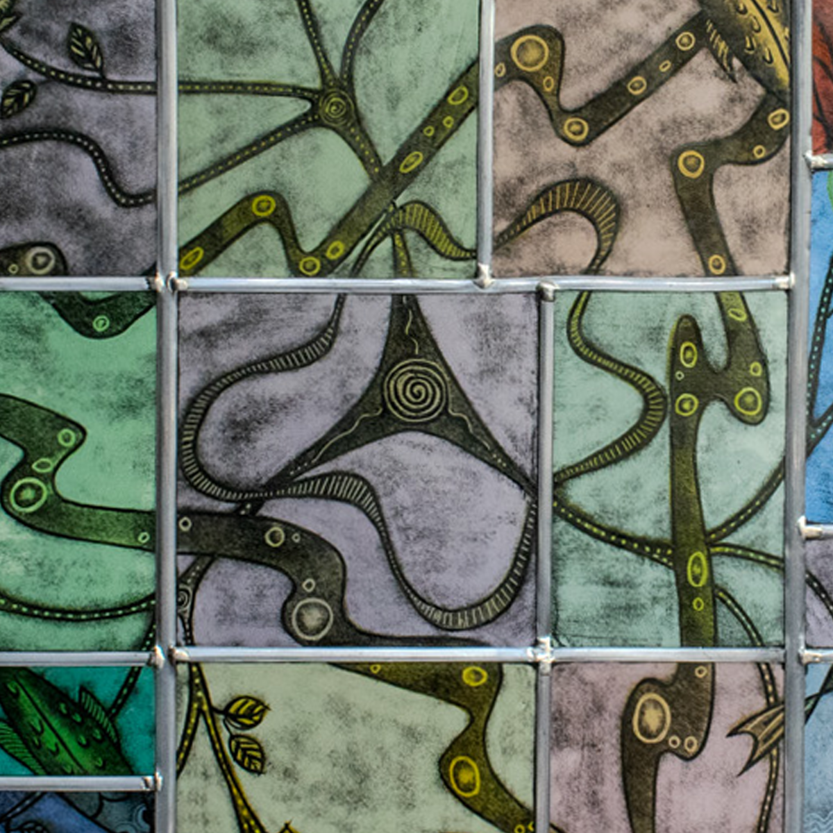 Uniek glas kunstwerk van Glas & Art Ank Stumpel met abstracte patronen en zachte kleuren