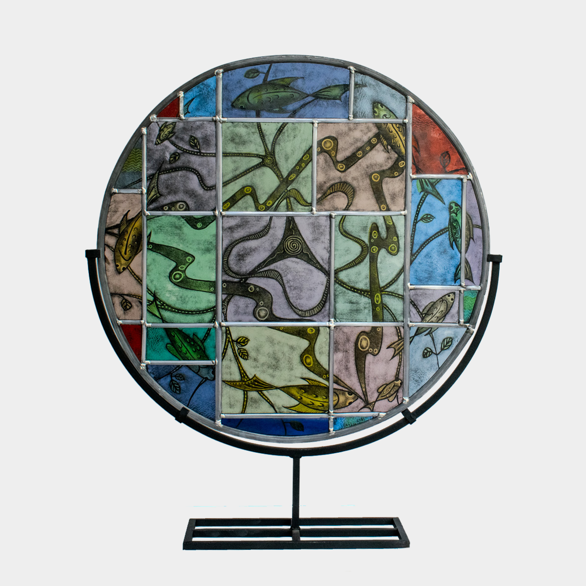 Rond uniek glas kunstwerk met kleurrijke glas-in-lood panelen op een zwart metalen standaard