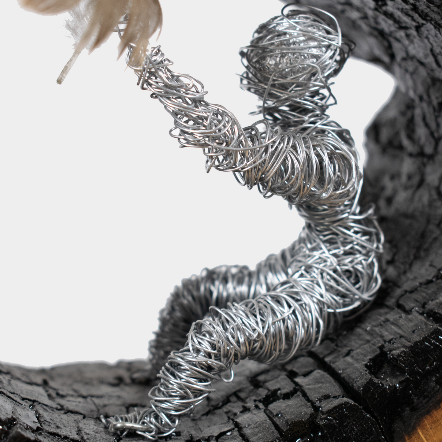 Uniek handgemaakt kunstwerk van Semra Heydari met draadfiguur zittend op houtkunst