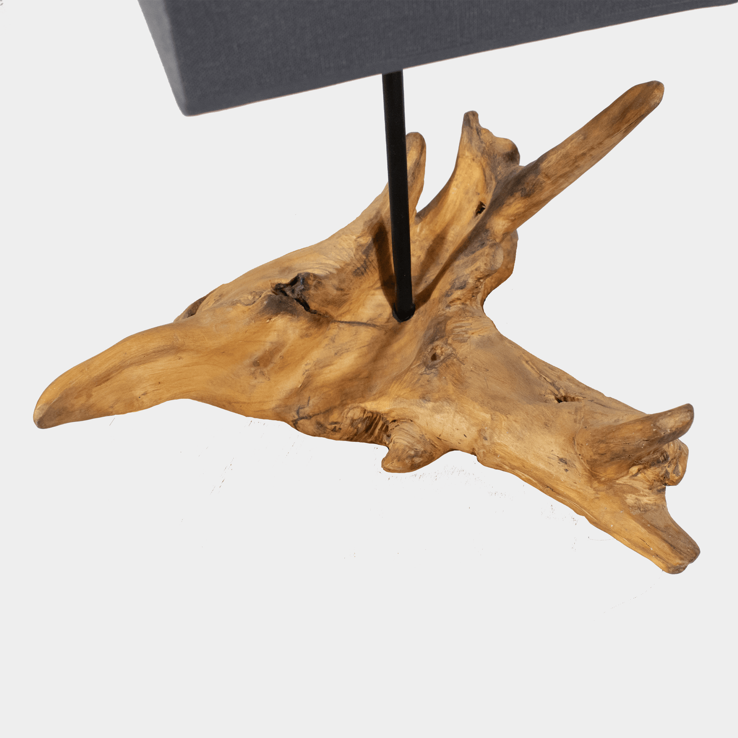 Unieke houten lamp met organische houten basis als deel van Semra Heydari houtkunst