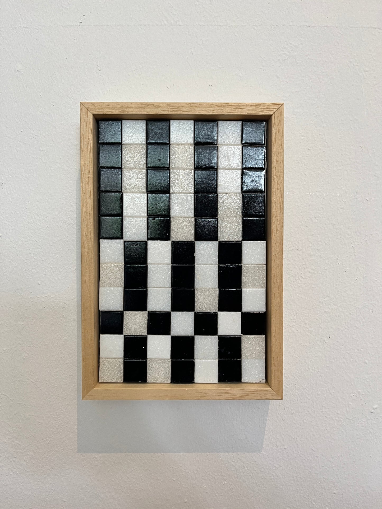 Zwart wit mozaïek kunstwerk van Guido de Boer met houten lijst en abstract patroon