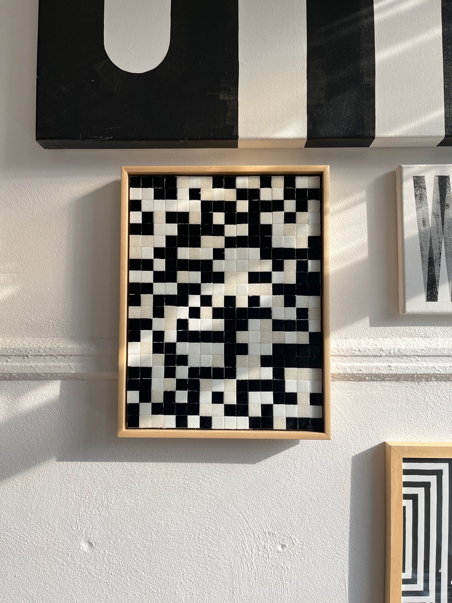 Moderne unieke kunst aan de muur met zwart-witte gestrikte blokken in een houten lijst