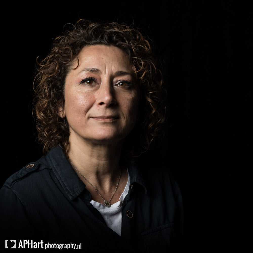 Portret van kunstenaar Semra Heydari, bekend van haar unieke kunstwerken Semra Heydari