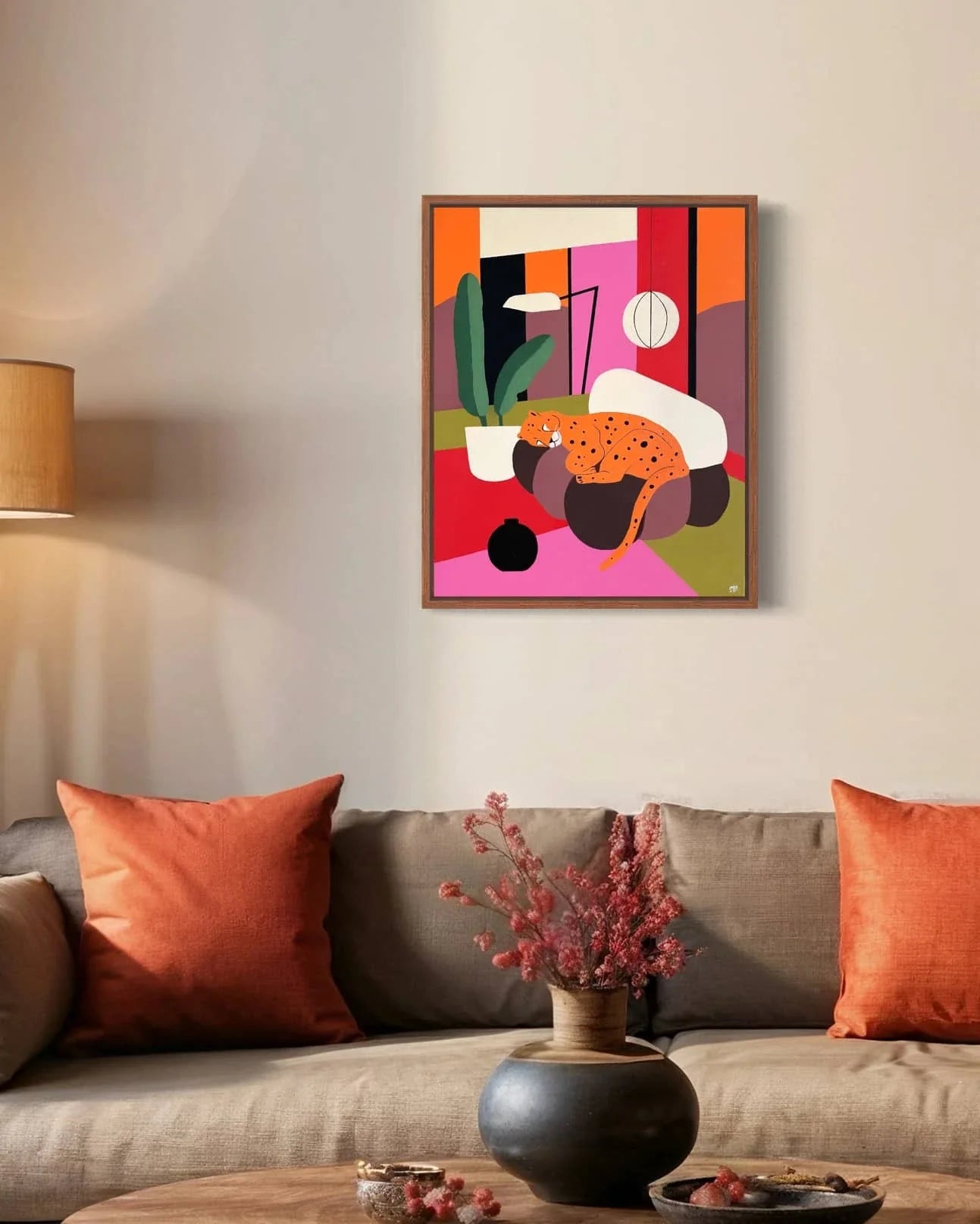 Moderne woonkamer met kleurrijk abstract schilderij boven bank en kussens in warme tinten moderne schilderijen kopen