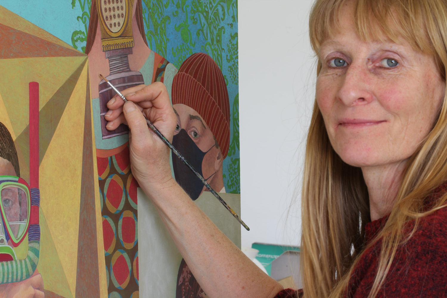 Annemarie Petri kunstwerken in voortgang, met de kunstenaar aan het schilderen in haar atelier