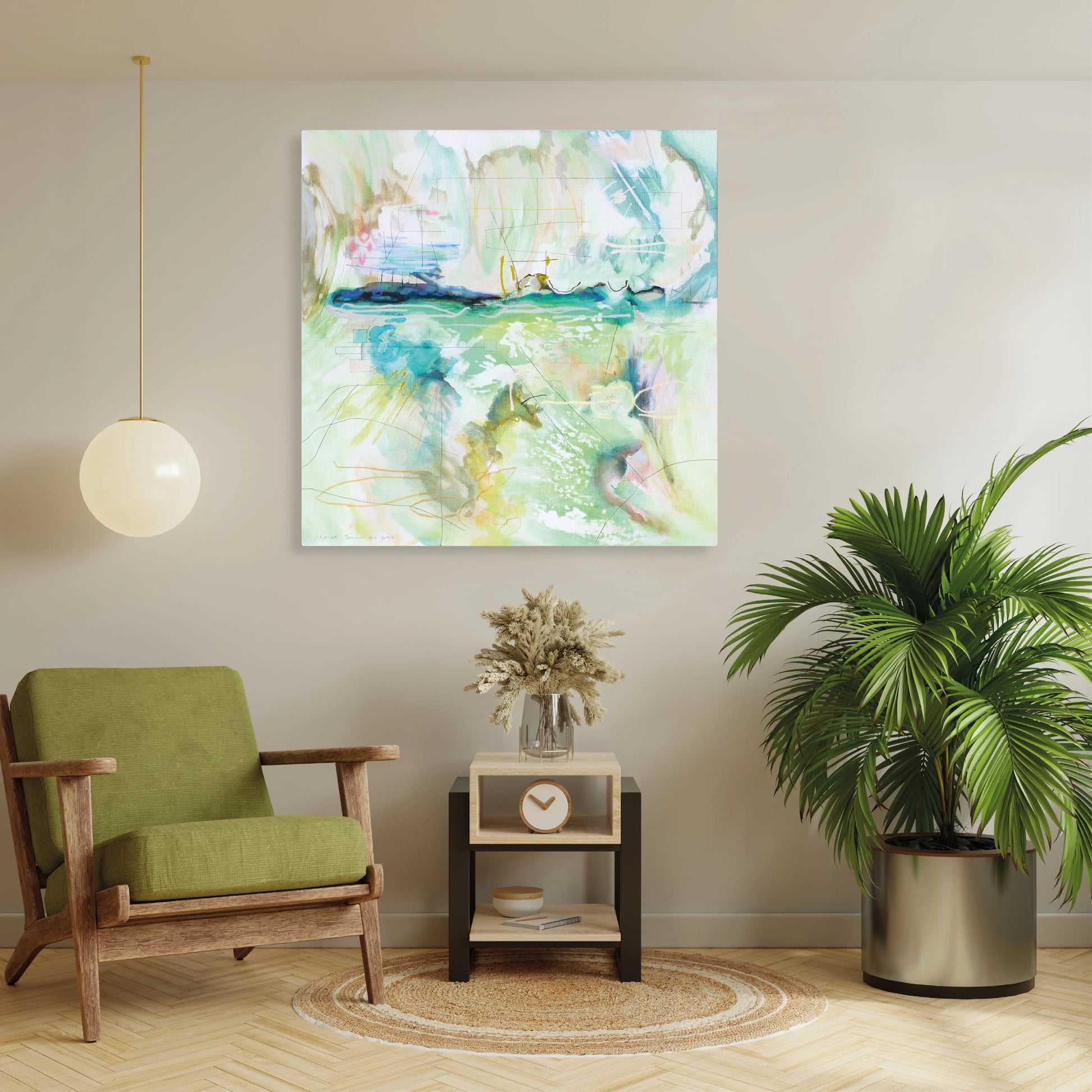 Origineel kunstwerk van Charlot Terhaar sive Droste in een moderne woonkamer met groen pleinmeubilair