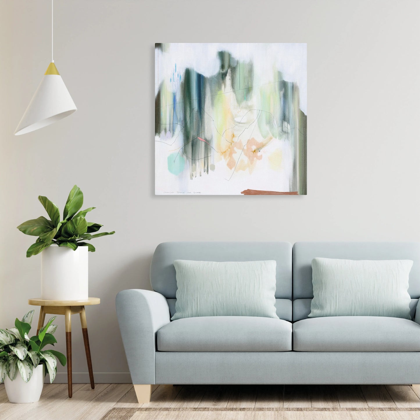 Origineel Nederlands kunstwerk van Charlot Terhaar sive Droste, weergegeven boven een lichtgrijze bank in een moderne woonkamer.