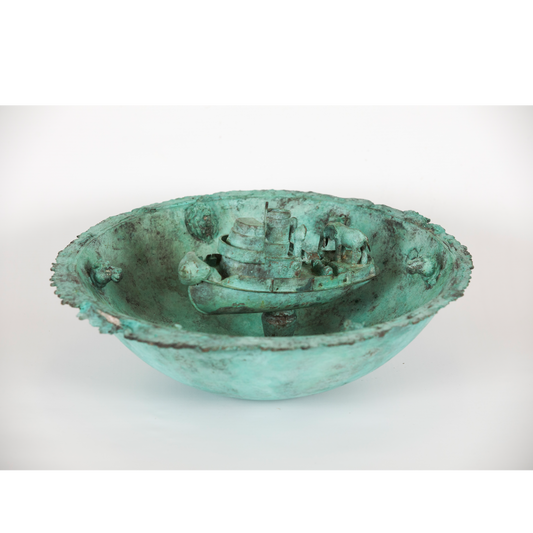 Kunstwerk De Ark van Noach, unieke bronzen sculptuur met details van een scheepje in een komvormige basis