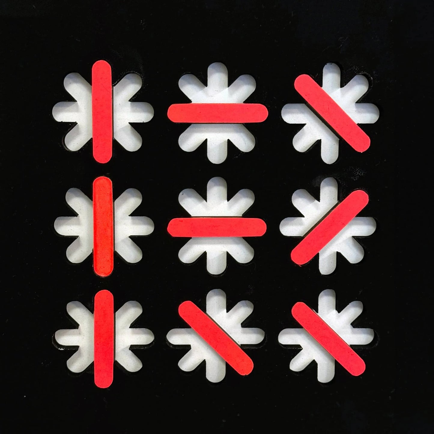 Abstract kunstobject van Rob Stolte met een geometrisch patroon in zwarte en rode elementen