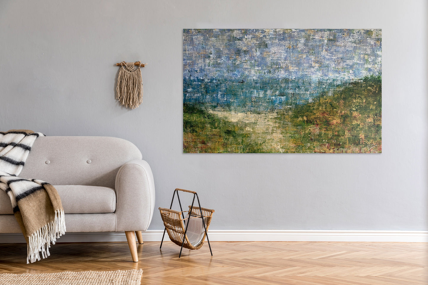 Abstract landschap schilderij van Elise Eekhout met groene heuvels en blauwe lucht in een moderne woonkamer