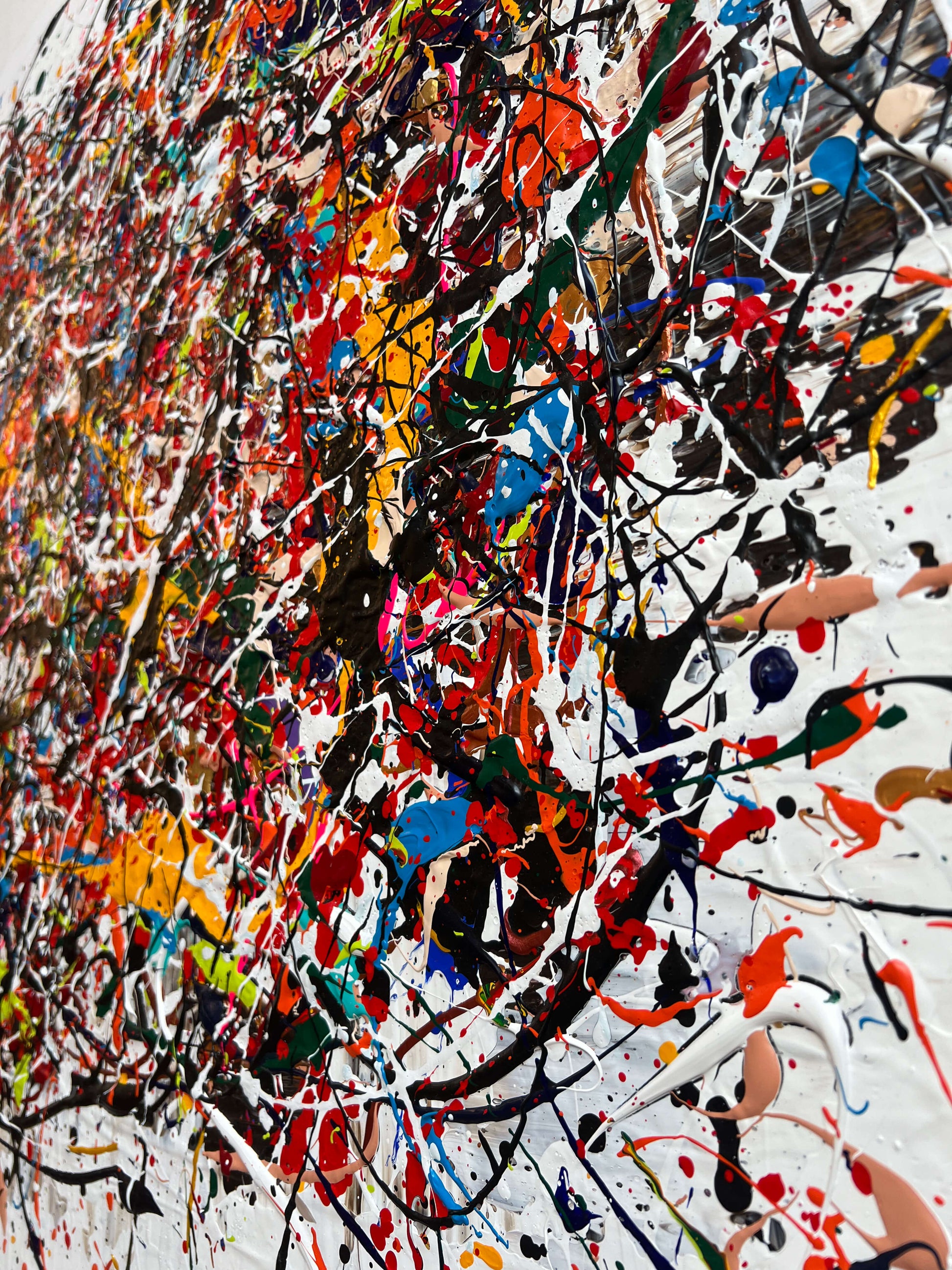 Abstract schilderij van Atelier58 met levendige kleuren en spatten als langwerpig kunstwerk