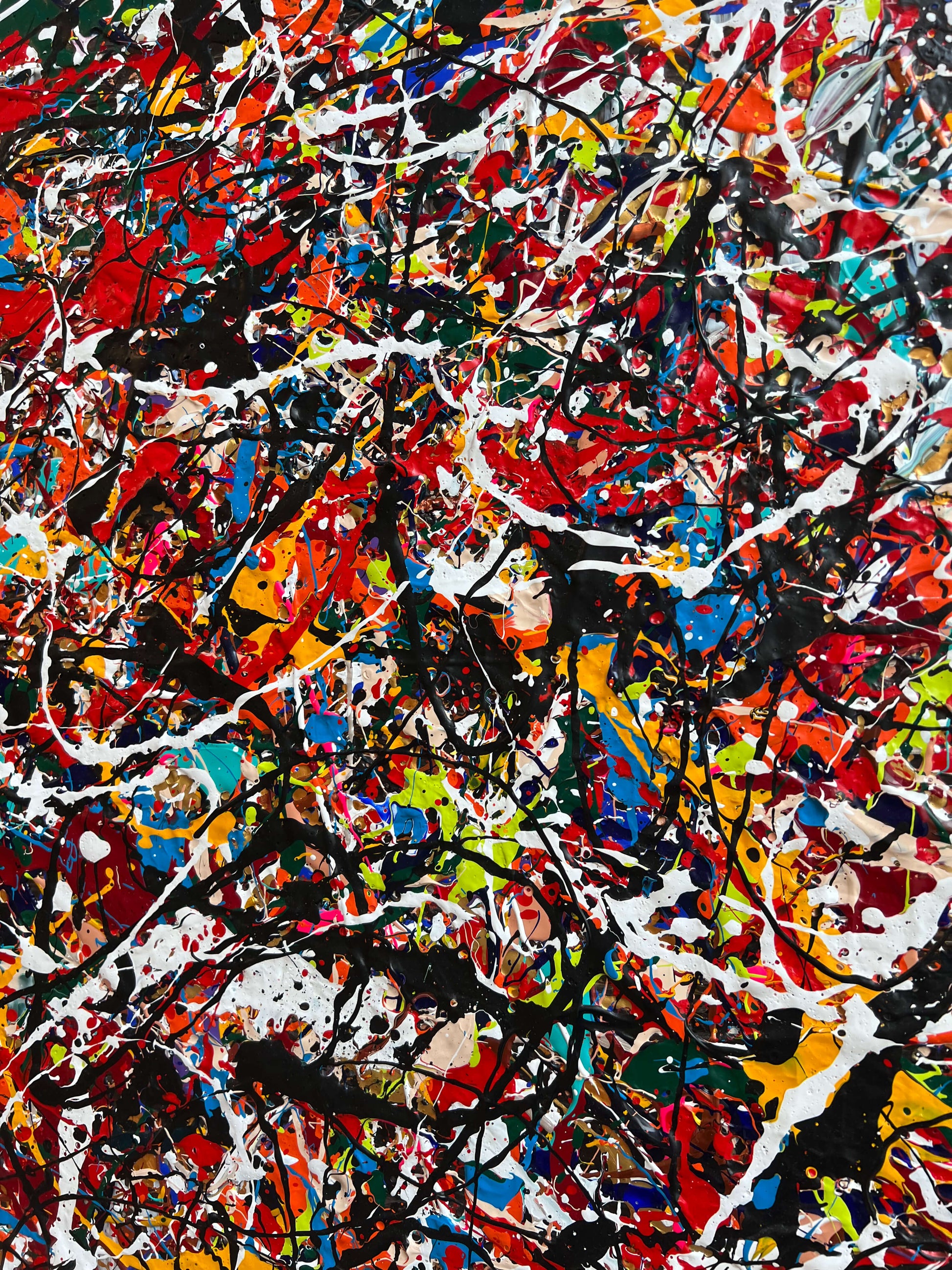 Langwerpig kunstwerk van Atelier58 met kleurrijke abstracte verfspatten op doek