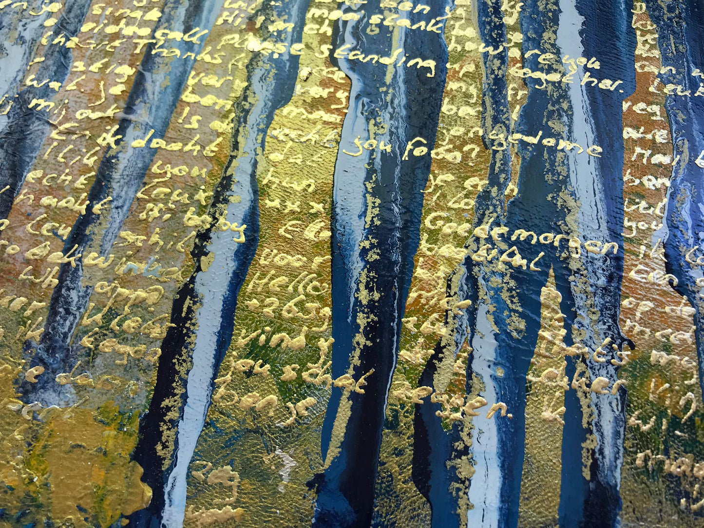 Abstract schilderij blauw geel met handgeschreven tekst en een kleurrijke achtergrond