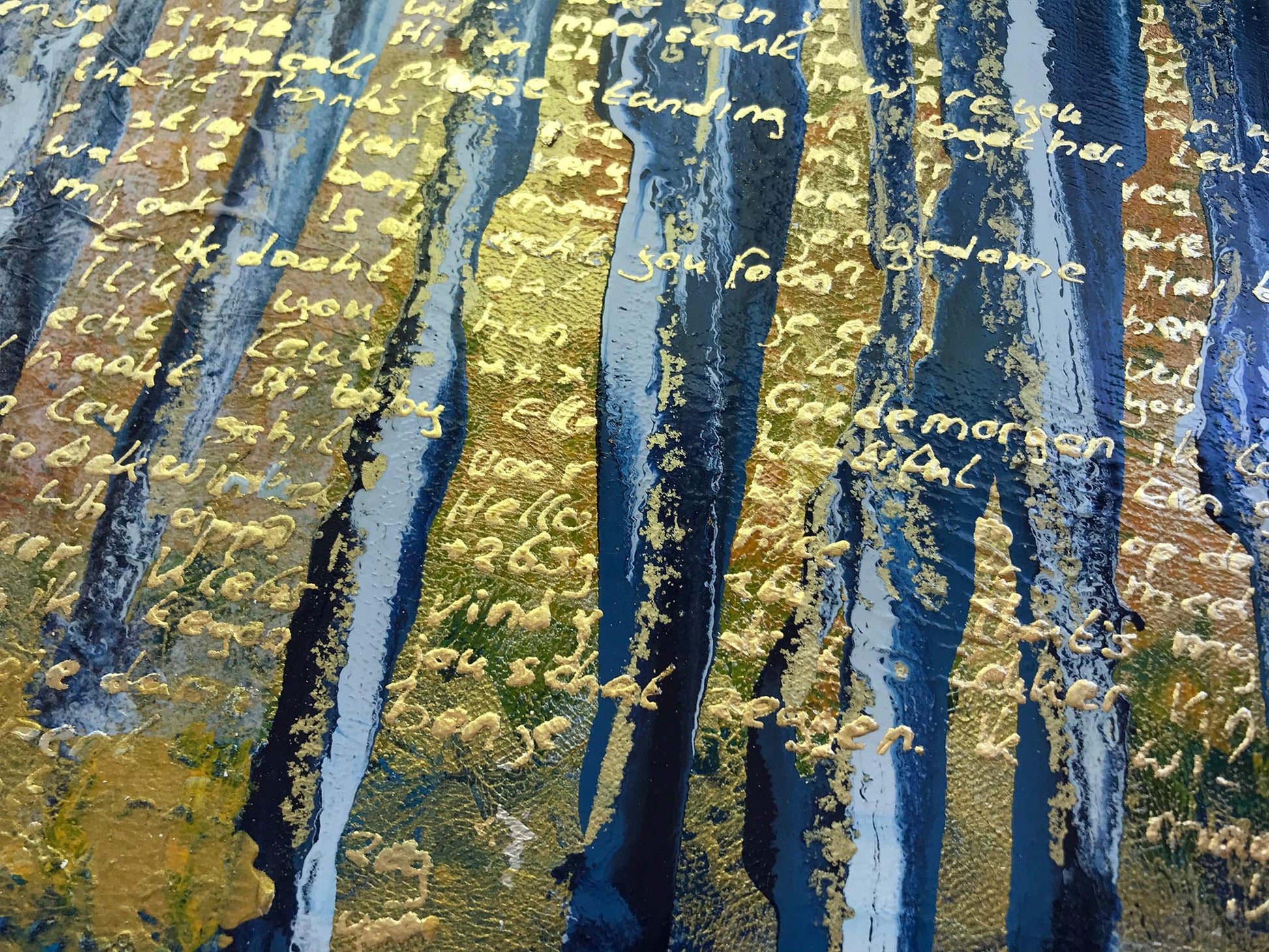 Abstract schilderij blauw geel met handgeschreven tekst en een kleurrijke achtergrond