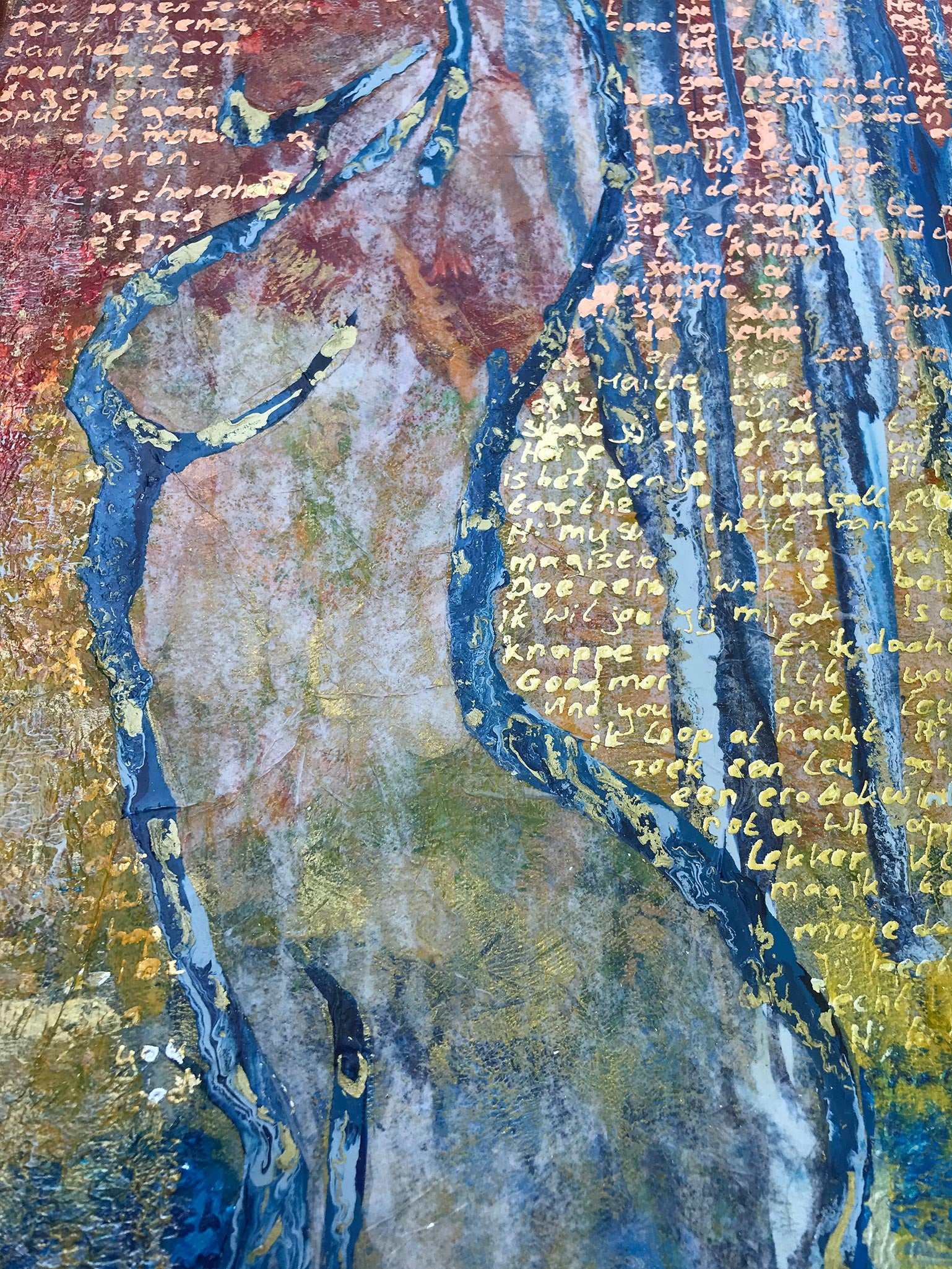 Abstract schilderij blauw geel van Elise Eekhout met levendige kleuren en tekst elementen