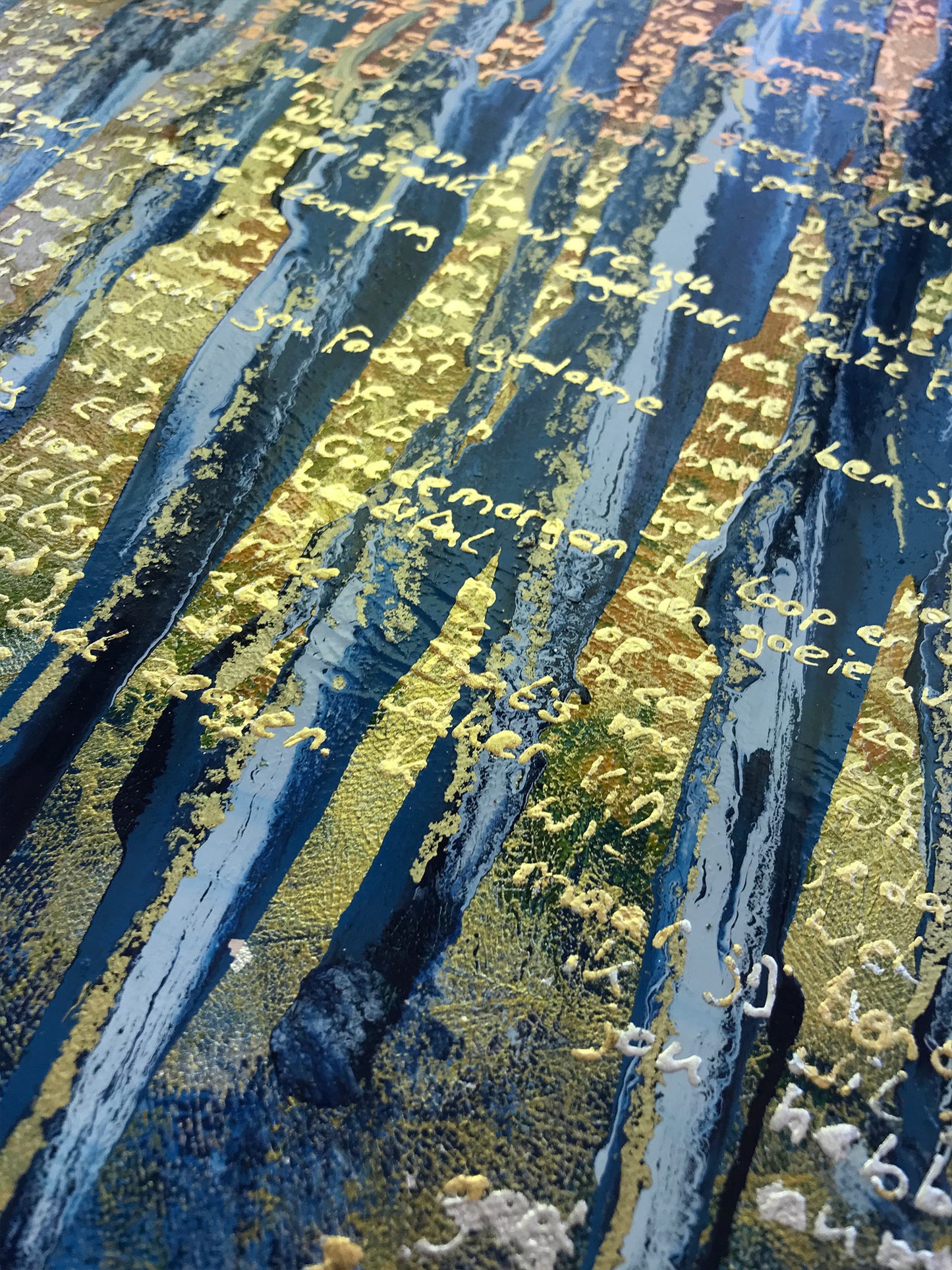 Abstract schilderij blauw geel van Elise Eekhout met strepen en tekstdetail