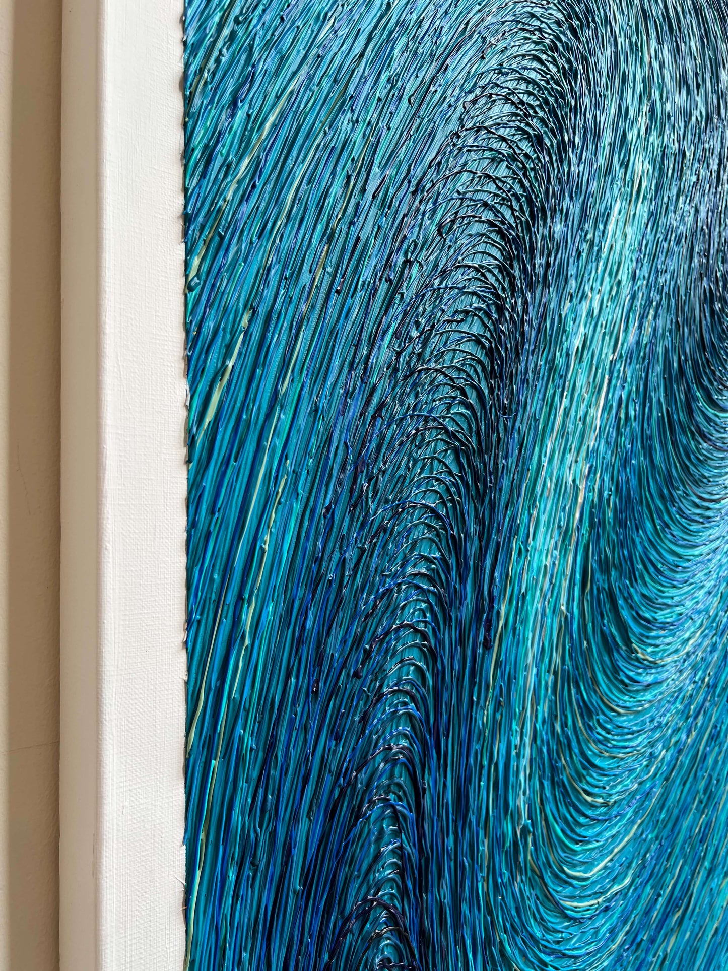 Abstract schilderij blauw met gedetailleerde textuur en golvende lijnen van Atelier58