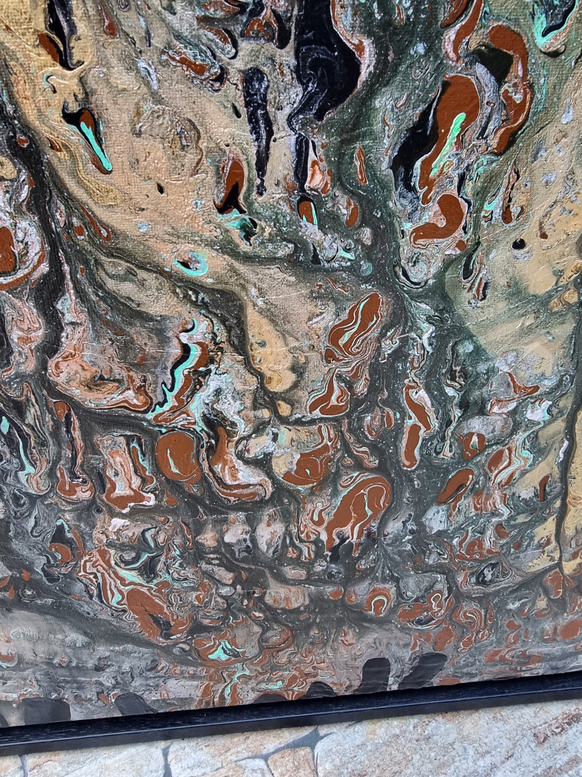 Abstract schilderij van Frances Eckhardt met aardetinten en turquoise accenten in vloeiende vormen