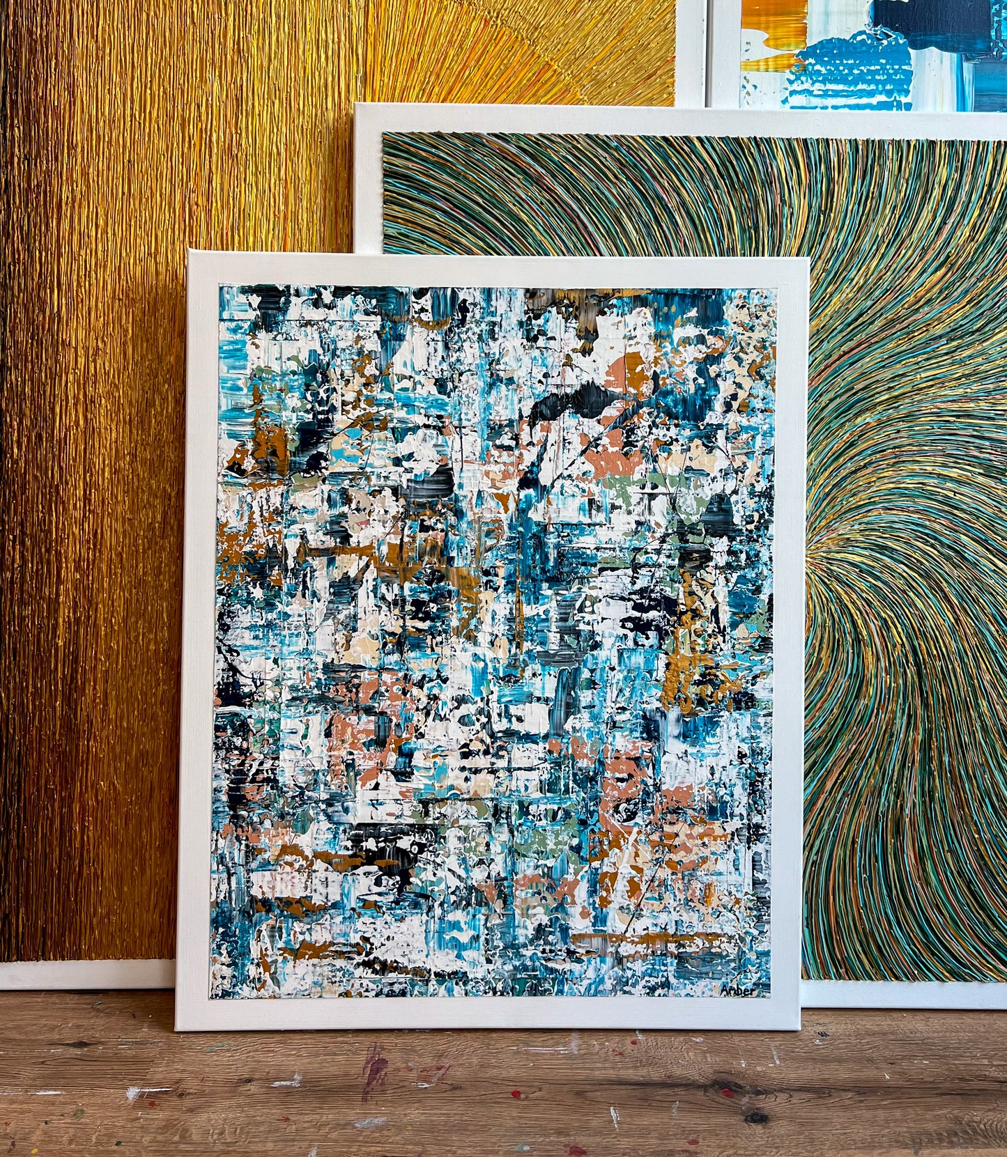 Abstract schilderij van Atelier58 met kleurrijke en textuurrijke penseelstreken in een moderne lijst