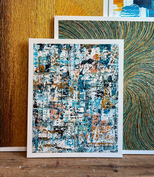 Abstract schilderij van Atelier58 met kleurrijke en textuurrijke penseelstreken in een moderne lijst